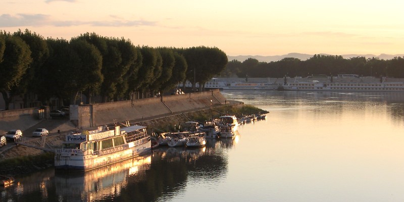 001-Flussfahrt-Arles