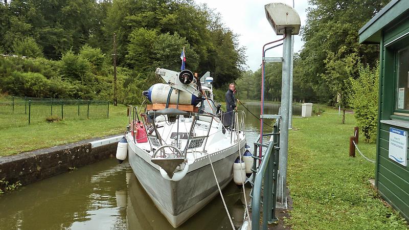 Schleuse im Vogesenkanal, mit dem Segelboot ans Mittelmeer